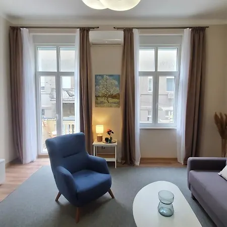 Yes Apartment, Center 아파트 *