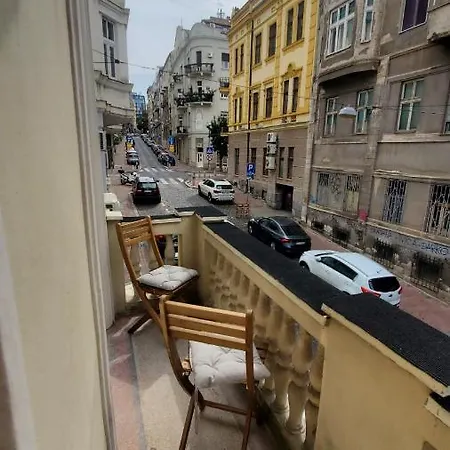 아파트 Yes Apartment, Center